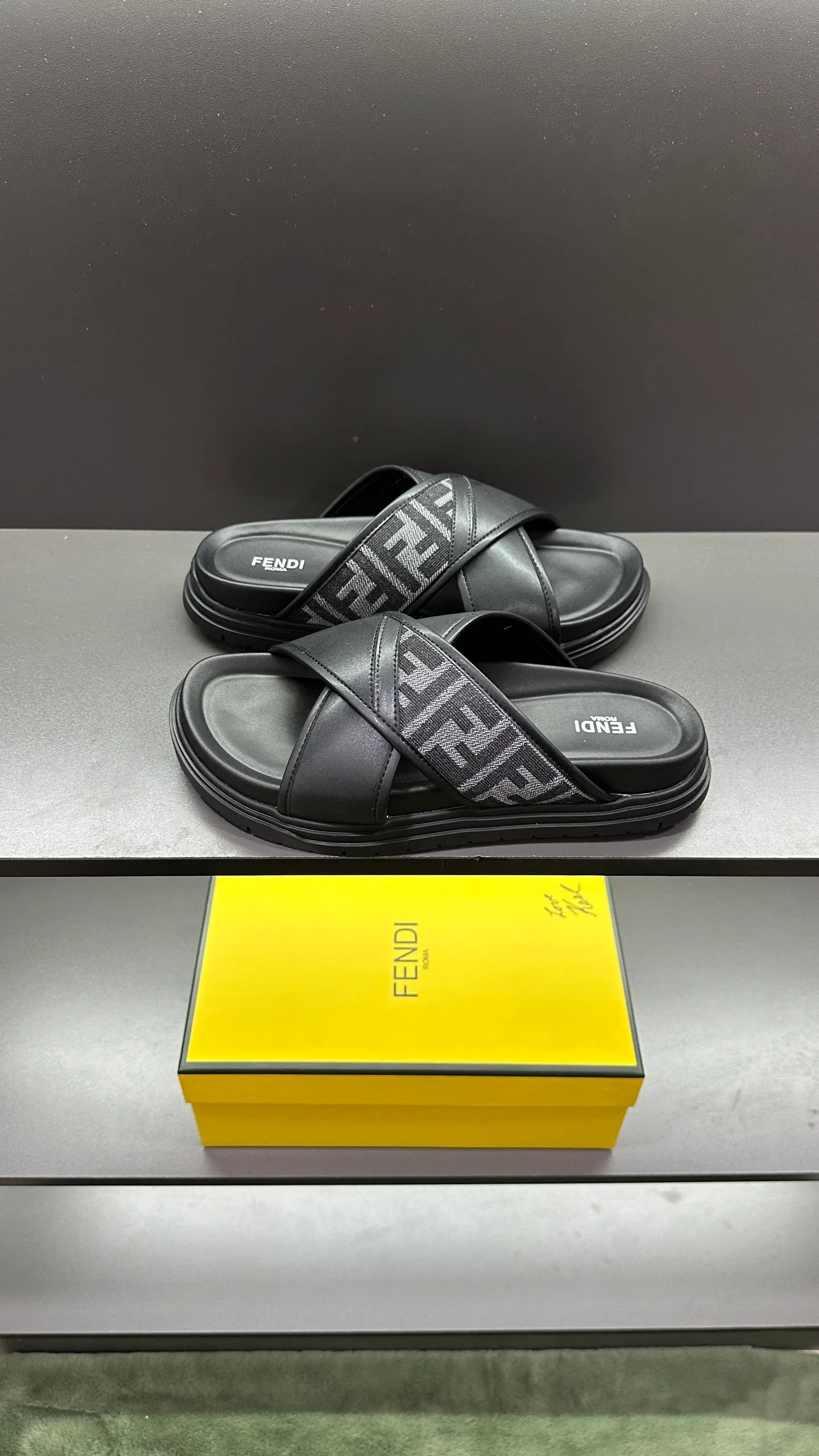 P300 [Fendi Slippers] High-end men's shoes brand, official website 1:1 latest masterpiece: original mold customization, fabrics made of imported original materials, upgraded outsole, lighter and non-slip. The market's top quality, simple yet tasteful, a must-have for fashionistas, fashionable at your feet, full of confidence, the same style at the counter 👍The season of summer slippers is here. Code: 38-45, 46 order